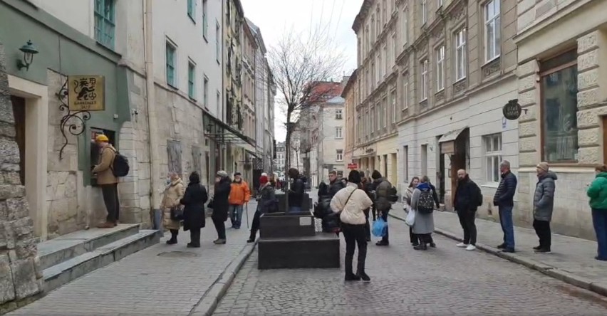 Na ulicach Lwowa kolejki ustawiają się pod bankami,...