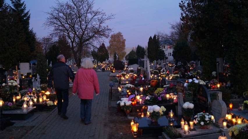 Cmentarz na Bielawach w Dniu Wszystkich Świętych [zdjęcia] 