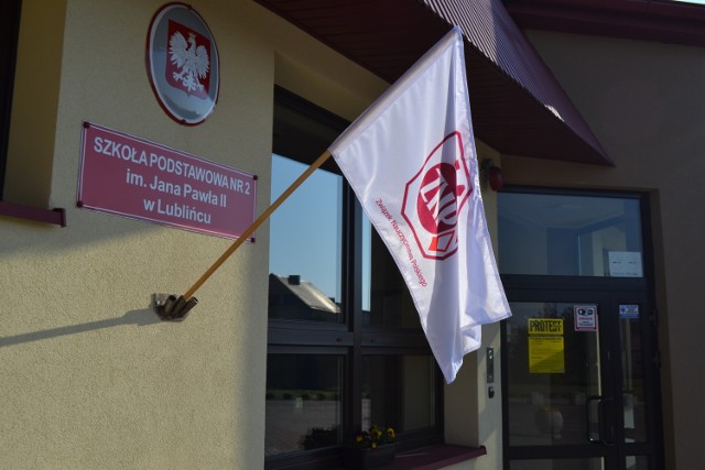 Strajk nauczycieli w Szkole Podstawowej nr 2 w Lublińcu.