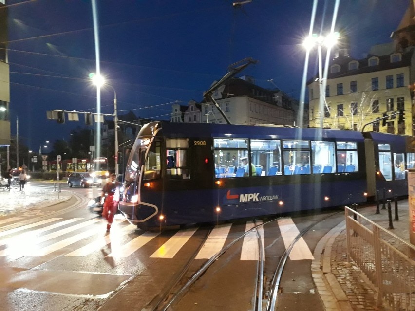 Wrocław. Tramwaj wypadł z szyn i wtoczył się na przejście dla pieszych (ZDJĘCIA)