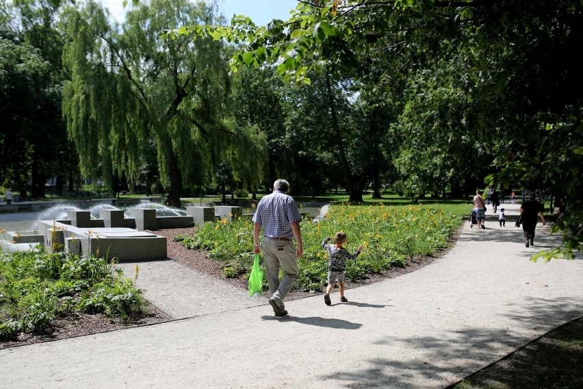 25.06.2018 krakow, 
park krakowski i plac inwalidow, lawka,...