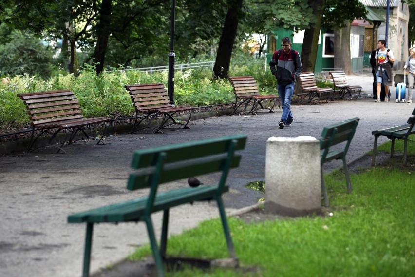 25.06.2018 krakow, 
park krakowski i plac inwalidow, lawka,...