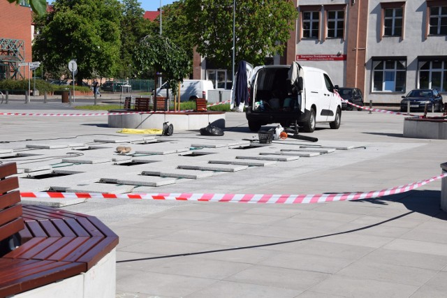 Na Placu Bohaterów w Słubicach rozpoczęły się przygotowania do uruchomienia miejskiej fontanny