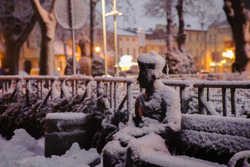 Przepiękne zdjęcia Grodziska w zimowej aurze. Miasto wygląda zachwycająco! 