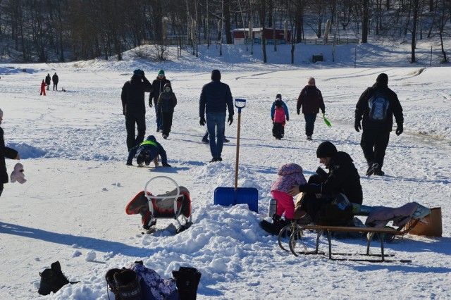 Piękna pogoda w niedzielę (14 lutego) zachęciła mieszkańców Nysy i nie tylko do spacerów i rekreacji na świeżym powietrzu. Zimowa aura pod błękitnym niebem i w słoneczny dzień idealnie nadaje się do szaleństw na śniegu. Nad Jeziorem Nyskim spacerowało mnóstwo osób. Przy plaży w Skorochowie dodatkowo powstała rodzinna ślizgawka. Nie brakuje rodziców z dziećmi na sankach i miłośników łyżew. Tu zabawa trwa w najlepsze. Zimową rekreację nad nyską riwierą podglądnęła nawet załoga śmigłowca. Zobaczcie to wszystko w naszej galerii.