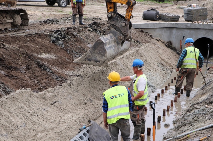 Przy ulicy Rozwojowej trwa budowa zbiornika wodnego, który odbierze deszczówkę. Inwestycja kosztuje 10 mln zł. ZDJĘCIA