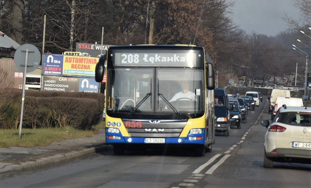 Autobusy MPK przez lata wykonywały kursy pomiejskie do miejscowości w gminach: Tarnów, Lisia Góra i Pleśna. Od stycznia linie są obsługiwane przez prywatnego przewoźnika