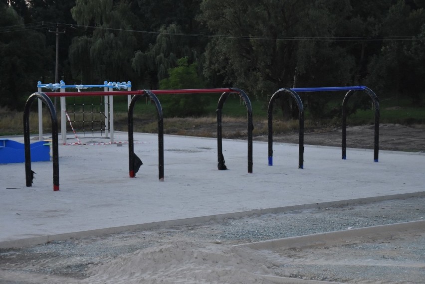 Pojawił się pierwszy sprzęt w nowym parku na „Waltra Łąkach" [FOTO]