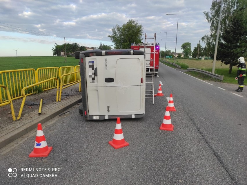 W Łasinie bus uderzył w barierki i przewrócił się na bok