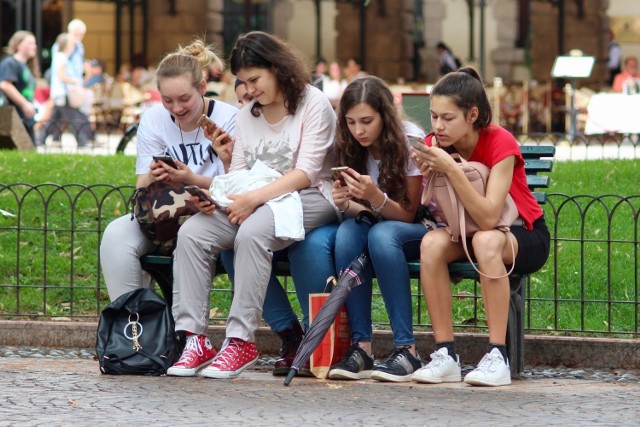 Uczniowie praktycznie nie rozstają się ze swoimi telefonami komórkowymi. Legitymacja szkolna w telefonie, to dla nich spore udogodnienie.