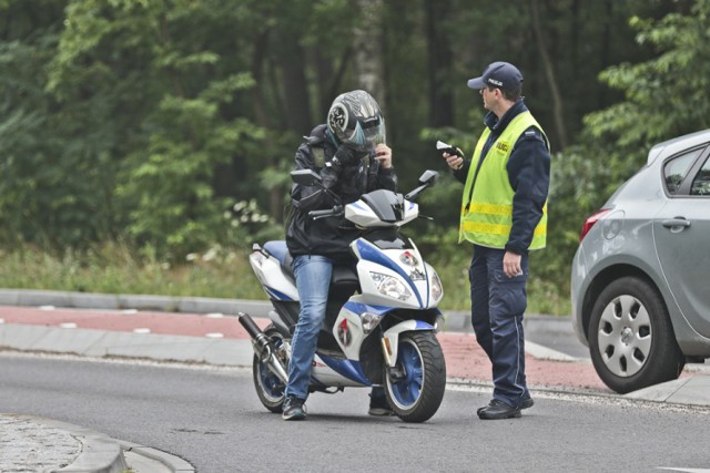 Policjanci kontrolowali trzeźwość kierowców wjeżdżających na rondo, które łączy drogi z Zielonej Góry do Zatonia, Raculi i Ochli.