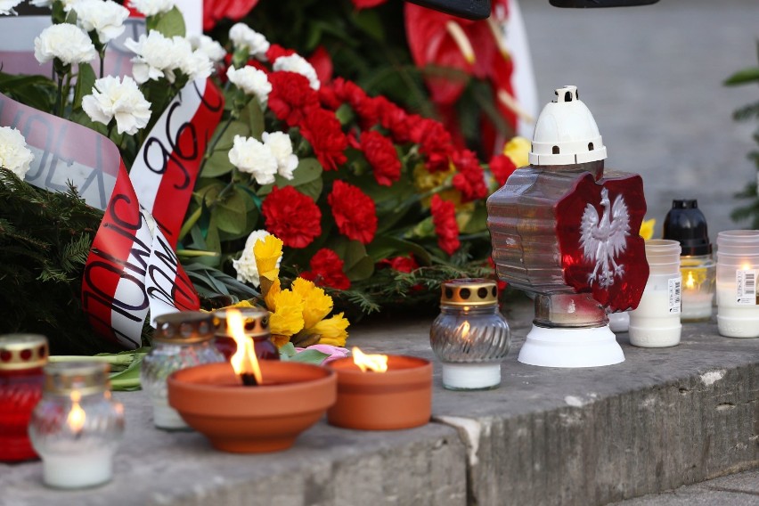 10. rocznica katastrofy smoleńskiej. Jak wyglądały obchody w Warszawie? Miasto na zdjęciach z 10 kwietnia 2020 roku