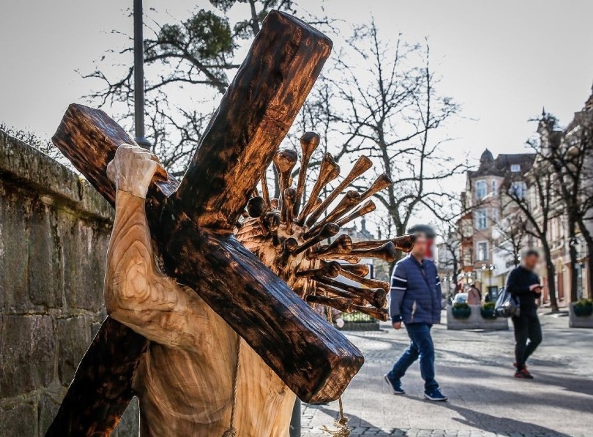 Drewniana rzeźba Chrystusa z koroną w kształcie koronawirusa stanęła pod kościołem św. Jerzego