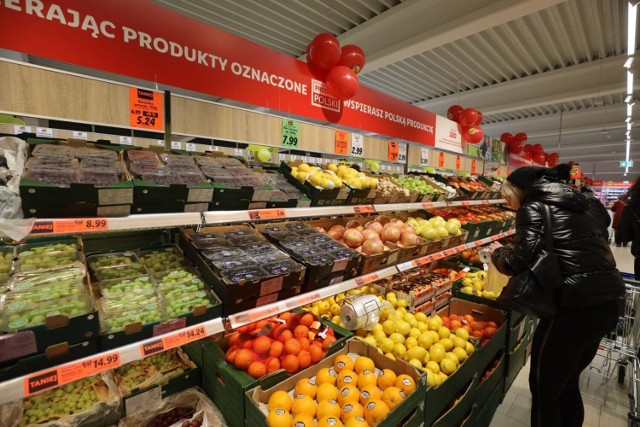 - W 2022 r. klienci supermarketów wkładali do koszyka średnio 7% mniej produktów niż przed rokiem, ale wydawali na nie nieco ponad 40 zł więcej. Z kolei w dyskontach klienci za zakupy płacili średnio 53,50 zł, czyli prawie tyle samo co przed rokiem, ale do koszyka średnio trafiało aż o 12% mniej produktów - wylicza Elżbieta Szarejko, Analityk w Centrum Monitorowania Rynku.