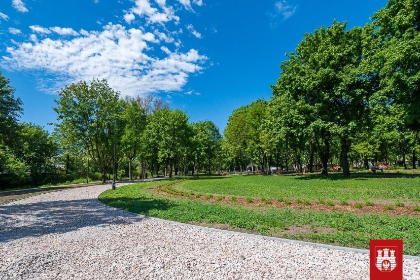 Nastolatki mazały markerami po nowych ławkach w altanie - postawionej niedawno w ramach modernizacji zgierskiego parku. 