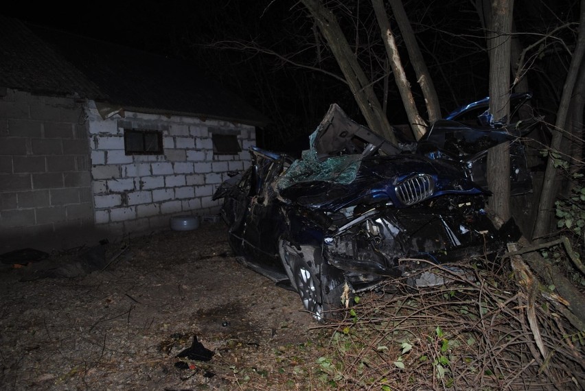 Tyle zostało z BMW, którym jechali trzej młodzi mężczyźni.