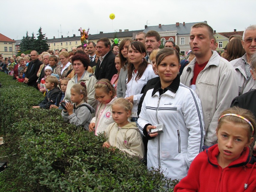 Nowy Tomyśl. W tym roku będzie generalny remont kosza. Przypominamy jego odsłonięcie w 2006 roku [ZDJĘCIA]