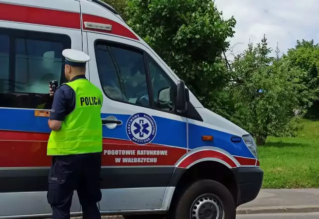 Policja otrzymała zgłoszenie o potrąceniu na ulicy Wrocławskiej w Wałbrzychu. Na głównej arterii komunikacyjnej miasta utworzył się potężny korek.