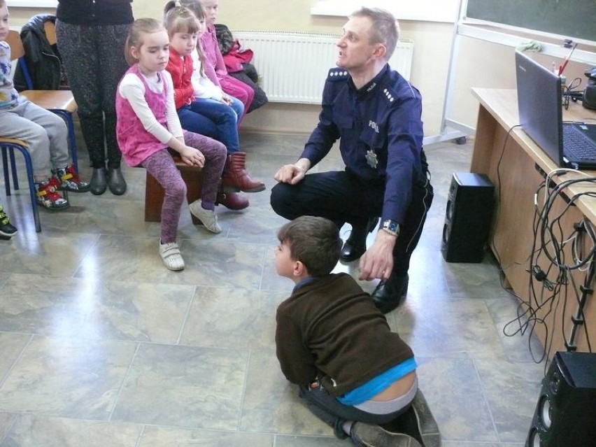 Spotkanie z policjantem w SP w Olszanach