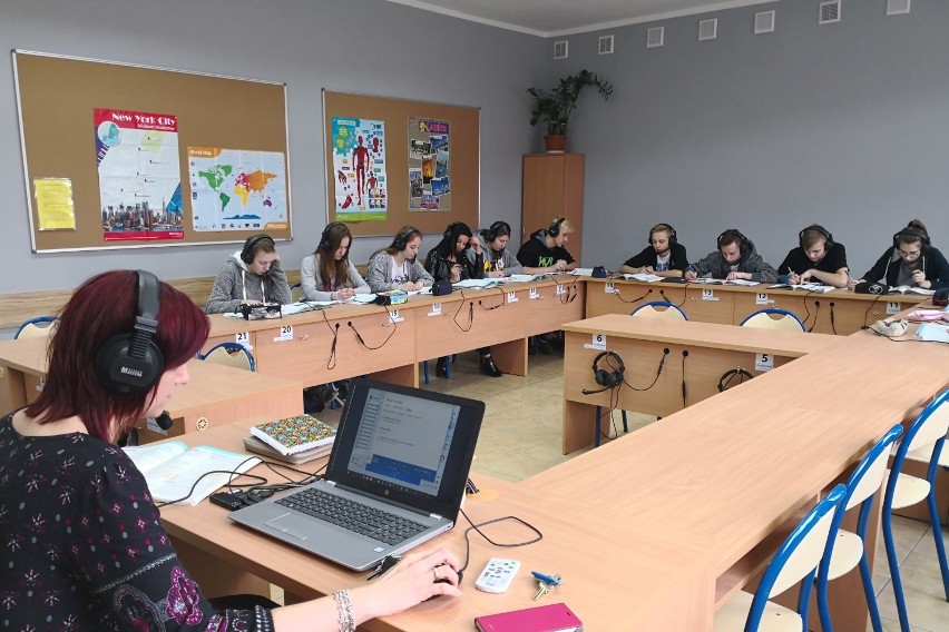 Uczniowie w Szczańcu uczą się języków w nowoczesnej pracowni