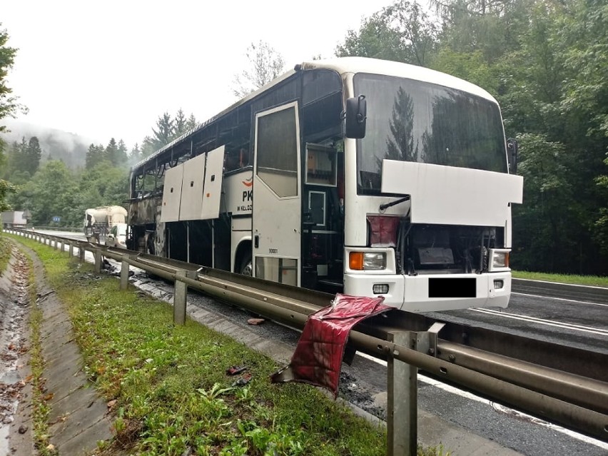 Na DK8 w pobliżu Lewina Kłodzkiego płonął autobus kłodzkiego PKS-u (ZDJĘCIA)