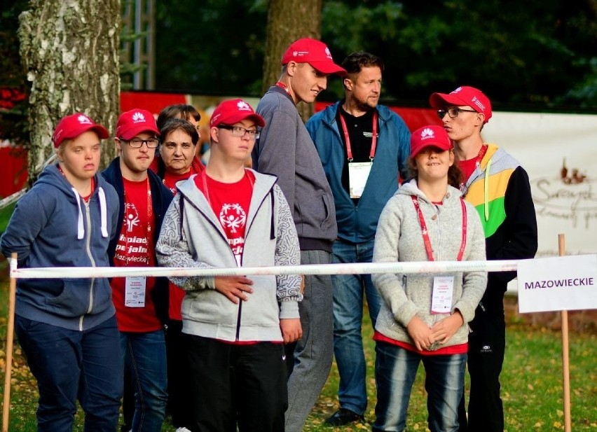 Wielki turniej Olimpiad Specjalnych w Skarżysku - Kamiennej. Przyjechali zawodnicy z całej Polski. Rywalizują w grze w kręgle (DUŻO ZDJĘĆ)