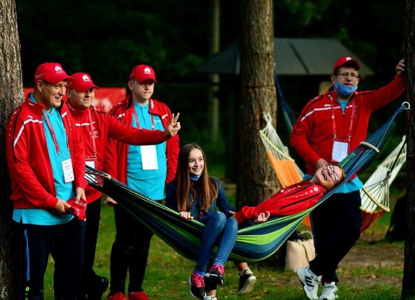 Wielki turniej Olimpiad Specjalnych w Skarżysku - Kamiennej. Przyjechali zawodnicy z całej Polski. Rywalizują w grze w kręgle (DUŻO ZDJĘĆ)