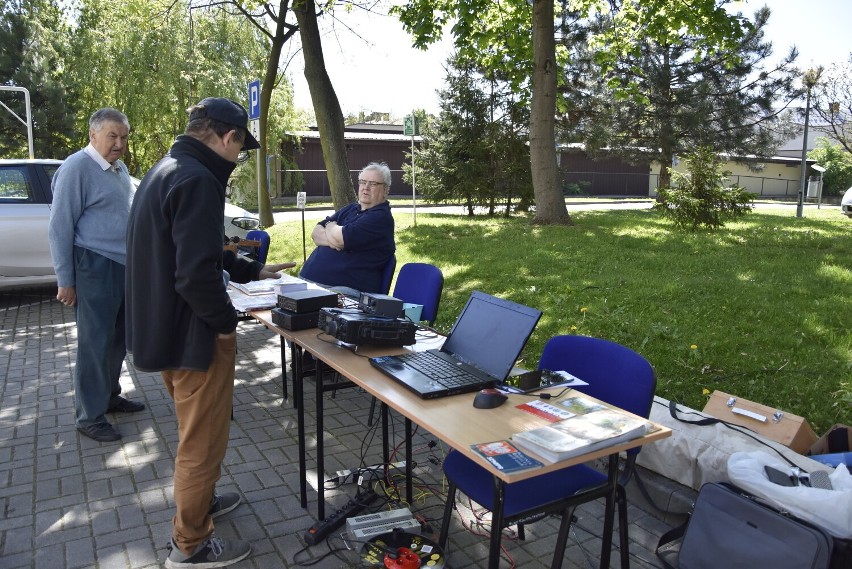 Krótkofalowcy zainstalowali się ze swoją radiostacją na...