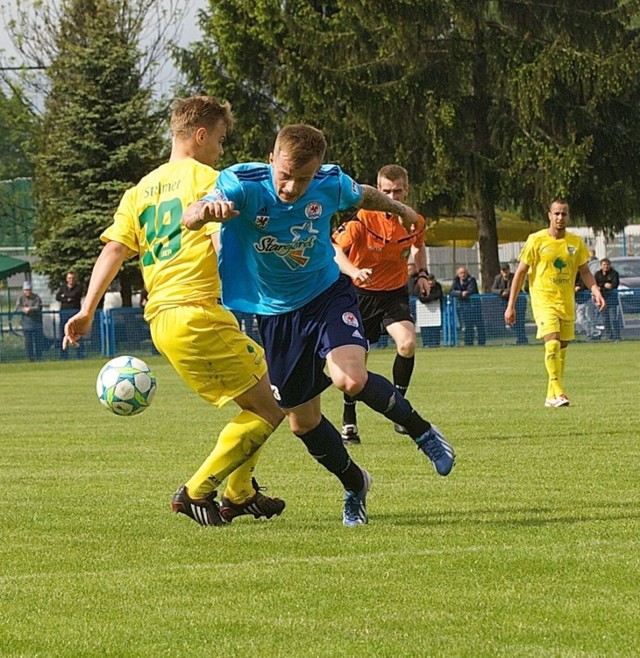 W meczu z UKP kilka okazji bramkowych miał Łukasz Kosakiewicz (niebieska koszulka), ale gola nie zdobył.
