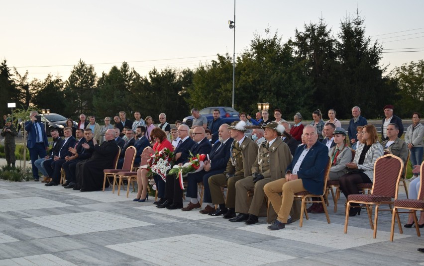 Odsłonięcie pomnika w Besku upamiętniającego mieszkańców poległych w czasie II wojny światowej [ZDJĘCIA]