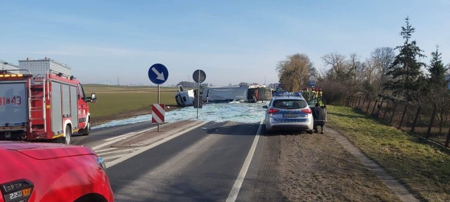 Po zderzeniu ciągnika rolniczego z ciężarówką w Minikowie w powiecie nakielskim droga zablokowana była przez kilka godzin