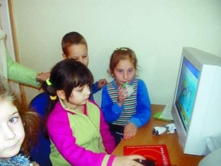 Kamil Kasprzak, Eliza Kośmider i Klaudia Chaberek chętnie korzystają w przedszkolu z komputera. FOT. BARBARA JAŚKOWIEC