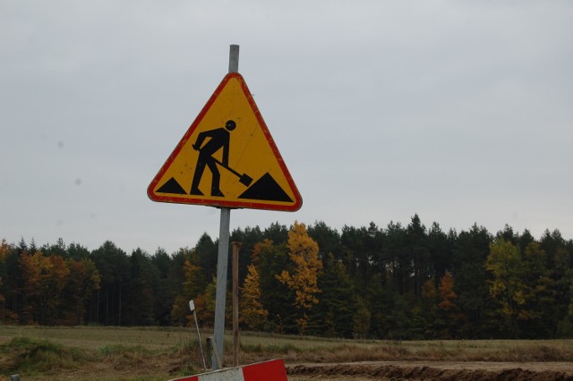 Powiat przeprasza za utrudnienia na modernizowanych drogach na trasie Przodkowo-Miszewo i w Baninie.