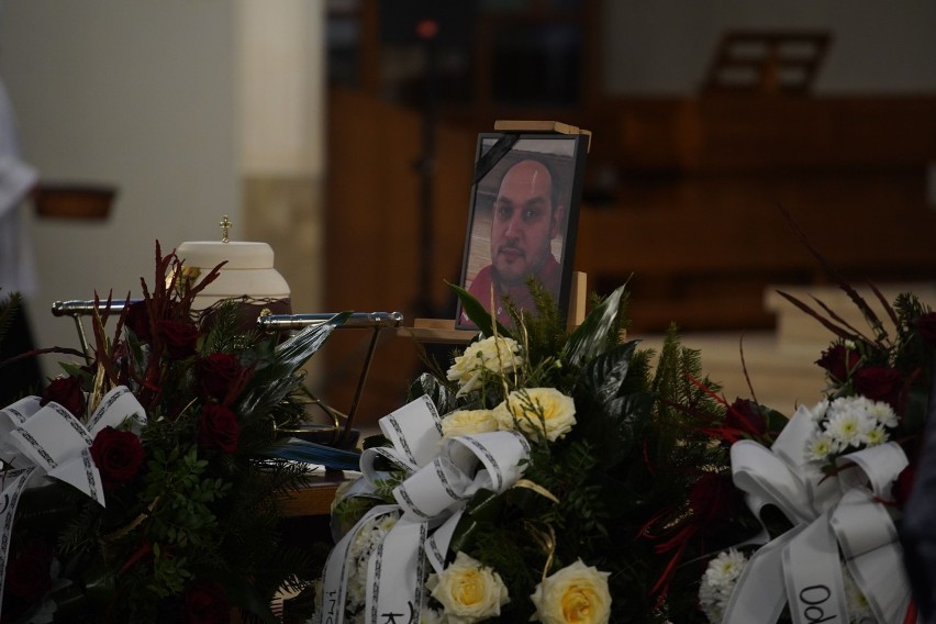 Wiele osób uczestniczyło w pogrzebie Tomasza Pakaszewskiego, łucznika i byłego prezesa Startu Kielce. Zobacz zdjęcia i wideo