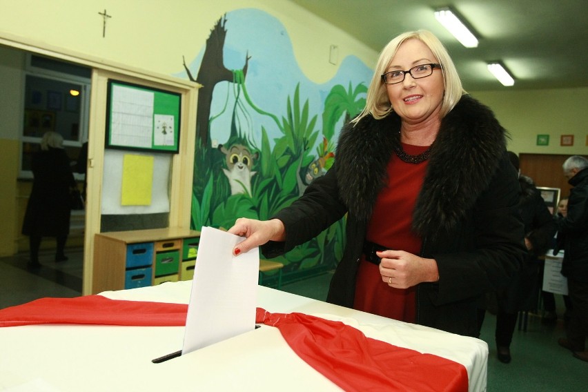 Wybory samorządowe 2014 w Łodzi: Joanna Kopcińska głosowała w szkole przy Napoleońskiej [ZDJĘCIA]