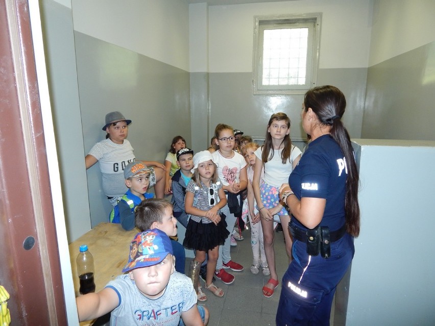 Komendę Powiatową Policji w Radziejowie odwiedziły dzieci mające wakacyjne zajęcia w Czołowie [zdjęcia]