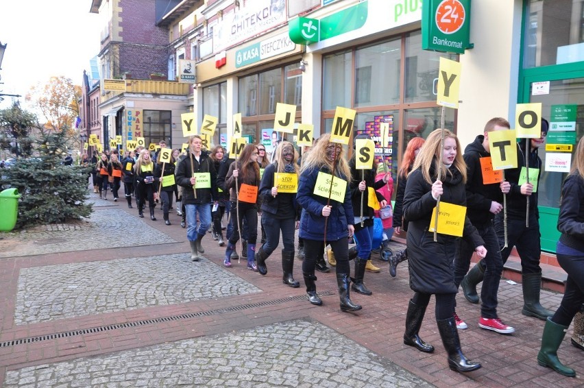 Ekologiczny happening na Rynku w Kartuzach - &quot;Jezioro marzeń - powstrzymajmy ścieki&quot;