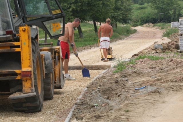 Trwa budowa ścieżki rowerowej w parku Dygasińskiego. Mieszkańcy obawiają się, czy po zakończeniu prac, odbudowane zostaną chodniki.