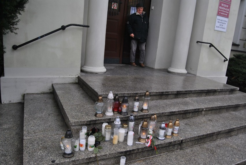 Kościan solidarny z Gdańskiem. Znicze wciąż się palą przy ratuszu