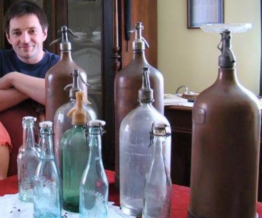 Kolekcjoner Łukasz Szymański pokazuje syfony i butelki tzw....