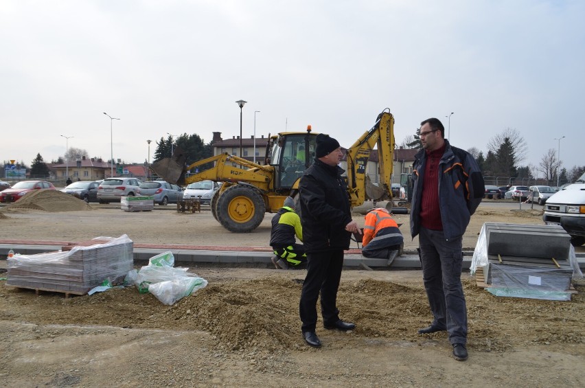 Przebudowa parkingu przy budynku Starostwa Powiatowego w Krośnie. Co się zmieni? [ZDJĘCIA]