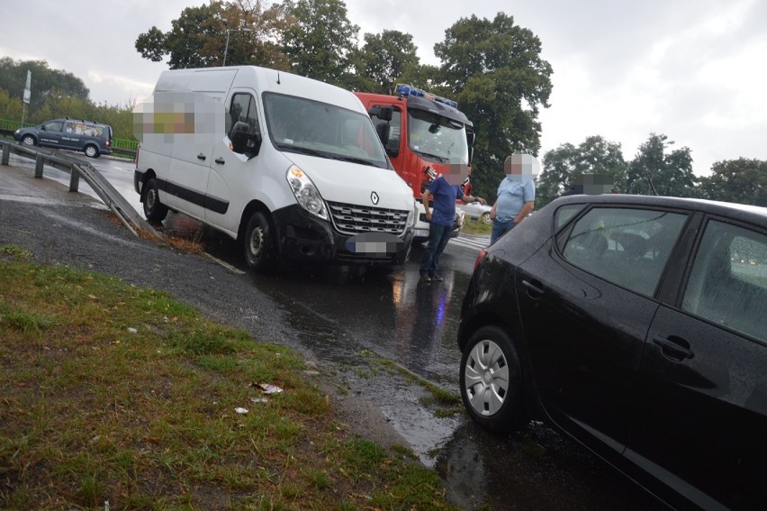 Kobieta w ciąży trafiła do szpitala po zderzeniu trzech aut