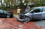 Nowogród. Czołowe zderzenie dwóch osobówek. Jedna osoba trafiła do szpitala [ZDJĄCIA]