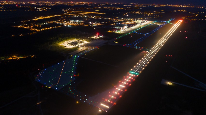 Tak widać nocą Katowice Airport z drona. A jeśli macie...