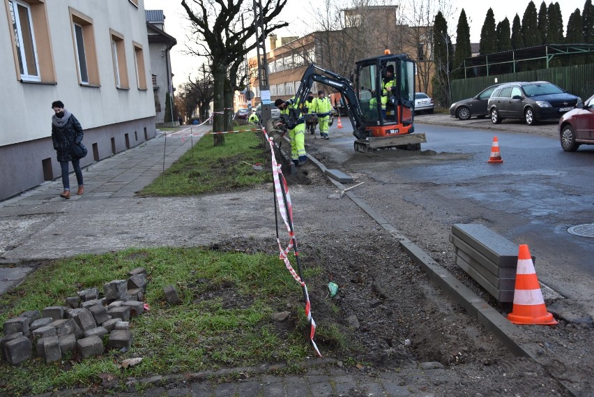 Tarnów. Pełna dziur i wybojów ulica Garbarska doczeka się nowej nawierzchni. Remontem zajmuje się Przedsiębiorstwo Usług Komunalnych