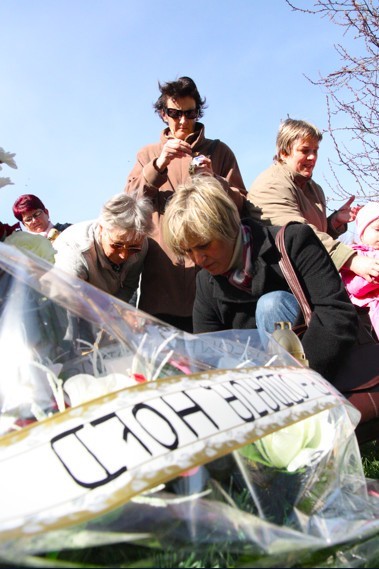 Człuchów. O godz. 8.56 mieszkańcy złożyli hołd ofiarom katastrofy pod Smoleńskiem (zdjęcia)