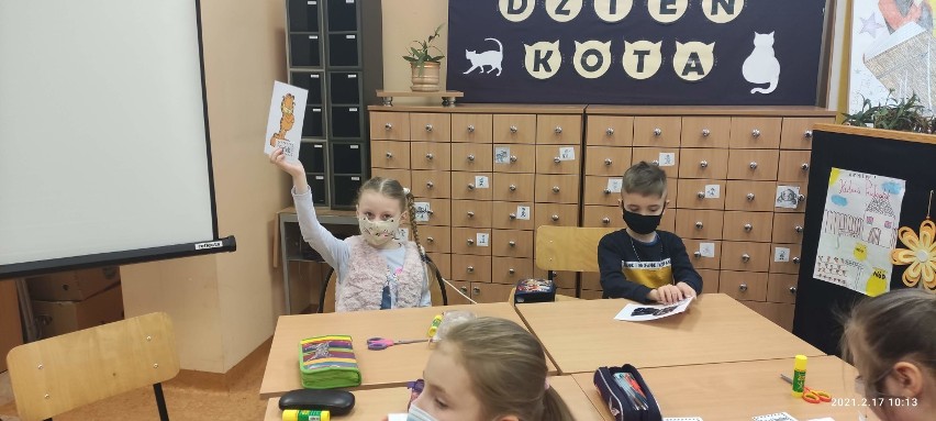 Kaźmierz. Dzieci świętowały Dzień Kota w szkolnej bibliotece [ZDJĘCIA]