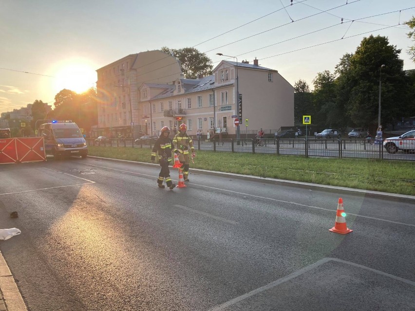 Śmiertelny wypadek na ulicy Grochowskiej w Warszawie. Nie żyje motocyklista. Kierowca osobówki uciekł z miejsca zdarzenia. Szuka go policja