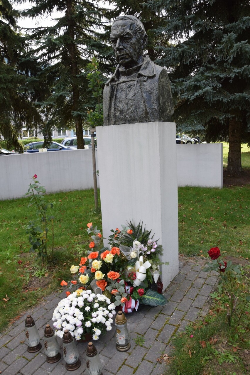 Pomnik kardynała Stefana Wyszyńskiego przy Szpitalu...