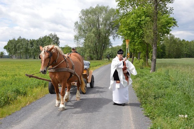 Święcenie pól w Suminku w gminie Tłuchowo.